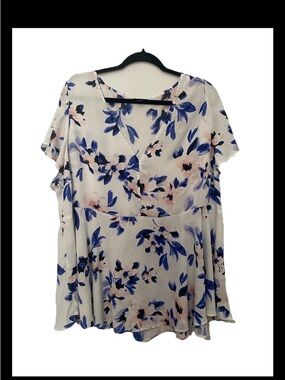 Torrid Floral V-Neck Flutter Sleeve Women's Top in White and Blue Floral